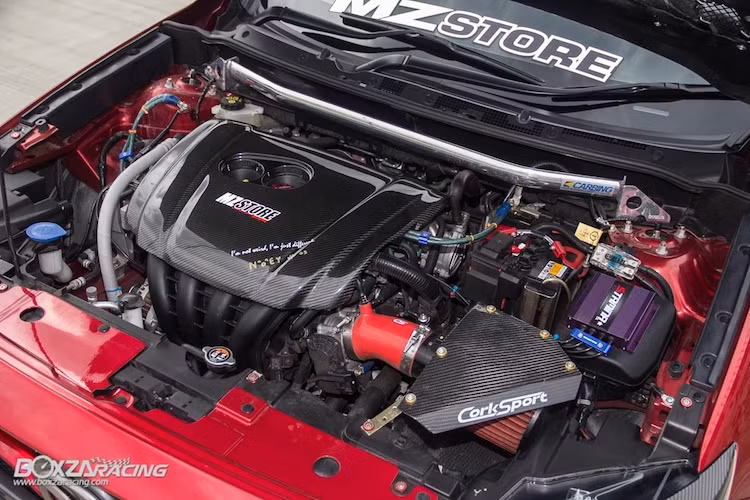 Không chỉ độ lại "dàn ngoài" và nội thất, chiếc CX-3 này còn có hiệu năng tốt hơn so với xe nguyên bản với khối động cơ SKYACTIV-G 4 xi-lanh 2.0l được trang bị các món phụ tùng nâng cấp như lọc gió và cổ hút của Corksport. Một thanh giằng của Carbing được nối giữa 2 đầu bắt hệ thống treo trước, khiến thân xe ổn định hơn khi vào cua.