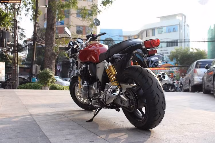 Honda CB1100RS bản mới này sẽ được bán ra tại Nhật với 2 màu là đỏ và đen. Chiếc xe đầu tiên và duy nhất đang có mặt ở Hà Nội có màu đỏ, hiện chưa có giá chính thức do vẫn còn trong quá trình đăng kiểm, làm thủ tục giấy tờ theo quy định của Nhà nước.