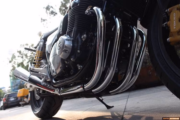 CB1100RS vẫn được trang bị động cơ 4 xi-lanh thẳng hàng 1140 cc làm mát bằng gió với hộp số 6 cấp như các phiên bản CB1100 khác, nhưng có thêm hệ thống ly hợp trượt chống khóa bánh khi dồn số gấp. Honda còn cải tiến cổ hút trên phiên bản này để trở nên thoáng hơn, đồng thời trang bị pô ngắn hơn 70 mm và cổ pô nhẹ hơn có dạng 4-2-2.