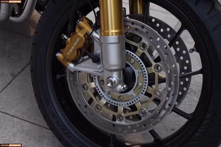 Một trong những thay đổi quan trọng nhất đó là hệ thống giảm xóc trước sau mới đều được cung cấp bởi Showa. Trong đó, cặp phuộc trước dù vẫn sở hữu dạng ống lồng thay vì USD nhưng vẫn có đường kính lớn tới 43 mm và có thể điều chỉnh được. Phuộc sau của xe có thêm bình dầu rời.