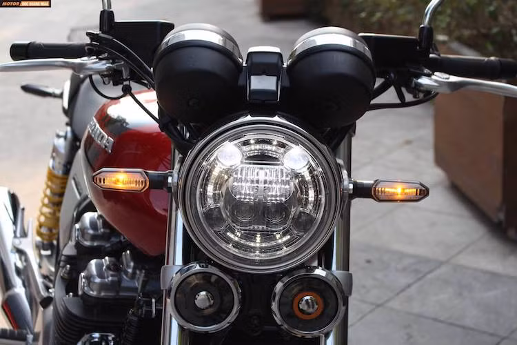 Trên CB1100RS, Honda vẫn giữ cho chiếc xe có được kiểu dáng cổ điển, nhưng đồng thời đã thay đổi một số chi tiết. Đầu tiên, đèn pha của xe dù vẫn có dạng tròn cổ điển nhưng đã sử dụng công nghệ chiếu sáng LED hiện đại hơn. Bình xăng của xe cũng được thay thế, với thiết kế góc cạnh hơn và khá giống dòng CB400SF nổi tiếng