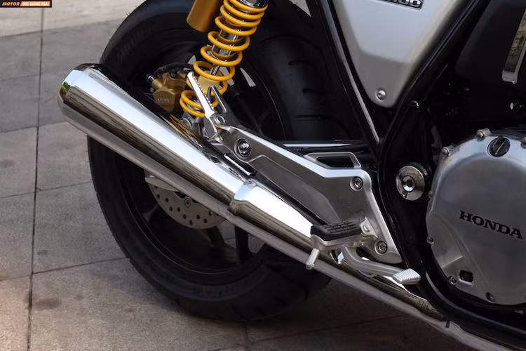 Thay vì bộ vành nan cổ điển như phiên bản CB1100EX, CB1100RS đã được trang bị cặp mâm đúc với thiết kế 10 cánh xoắn thể thao hơn, có đường kính 17 inch cho cả 2 bánh và được trang bị phanh trước với heo Tokico 4 piston ở bánh trước và Nissin 2 piston đối xứng ở bánh sau.