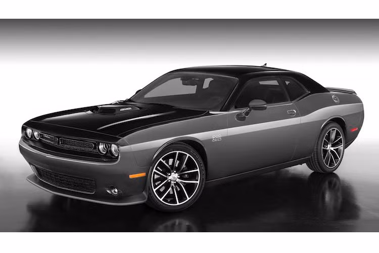 Dựa trên cơ sở phiên bản Challenger 392 Shaker, điểm nổi bật đầu tiên của Mopar Challenger đó là thân xe với màu sơn đặc biệt xám Billet Silver hoặc xanh Contusion Blue. Dù có màu sơn nào, nửa trên thân xe của Mopar Challenger cũng đều được sơn màu đen bóng. Là một phiên bản đặc biệt, chiếc xe cũng có nhiều chi tiết nội thất mang logo Mopar.