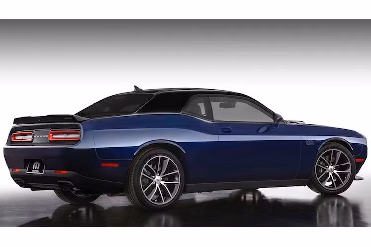 Những chi tiết đặc trưng của phiên bản Challenger 392 gốc vẫn tiếp tục xuất hiện trên Mopar Challenger bao gồm khe hút gió lớn trên nắp ca-pô với tên gọi "Shaker", cánh đuôi dạng nẹp ở trên nắp khoang hành lý và bộ mâm 5 cánh kép 2 tông màu khỏe khoắn.