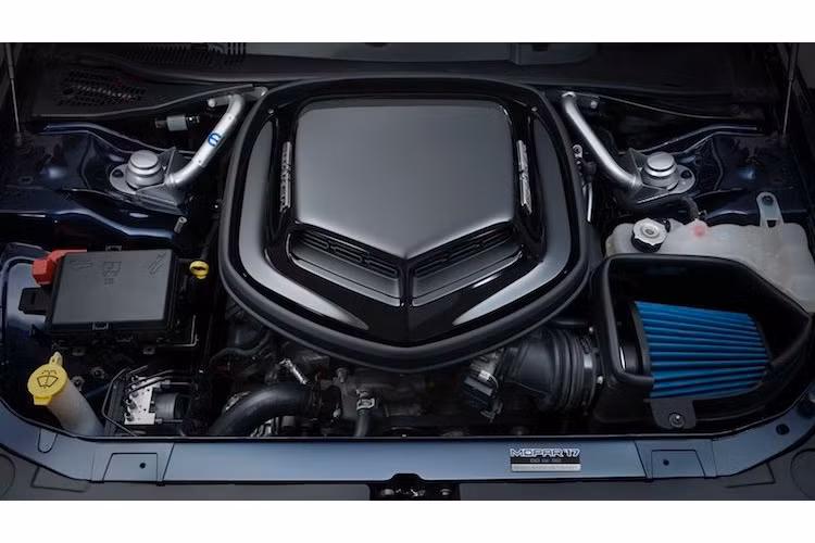 Đúng chất xe "cơ bắp" Mỹ, Mopar Challenger được trang bị khối động cơ V8 6.4l với dung tích "khủng" lên tới 6,4l nạp khí tự nhiên, có công suất tối đa 485 mã lực kết hợp với hộp số sàn 6 cấp. Phiên bản này còn có một số phụ tùng độ của Mopar được trang bị sẵn như lọc gió độ và các thanh giằng gia cố hệ thống treo trước.