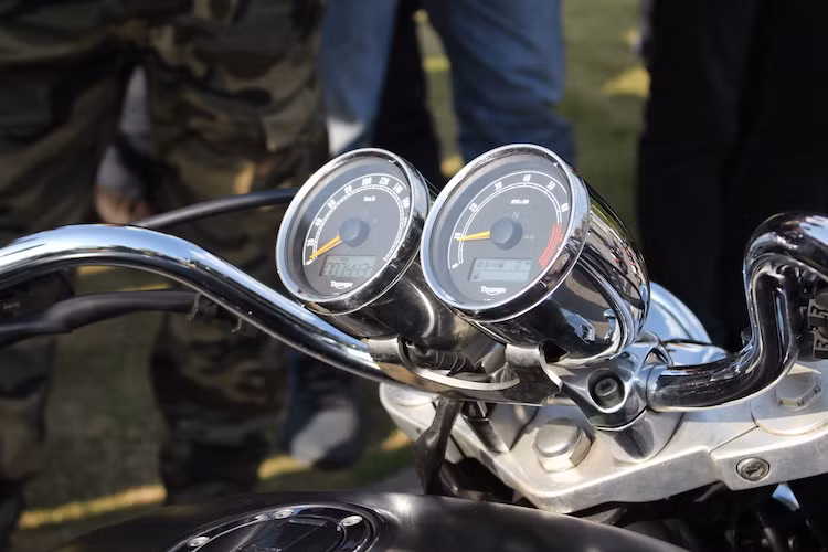 Ra mắt lần đầu từ năm 2004, bảng điều khiển của Triumph Rocket III vẫn có kiểu dáng cổ điển với 2 đồng hồ báo tua và báo tốc, cùng với màn hình nhỏ ở mỗi đồng hồ để chỉ báo các tính năng như báo xăng, ODO... Tay lái của xe cao và rộng, đem tới tư thế ngồi thoải mái đúng phong cách cruiser.