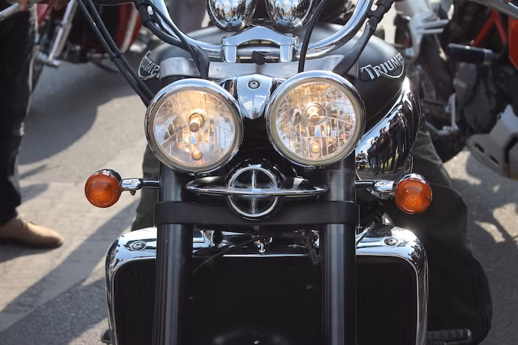 Ngay cả khi đã đặt dọc động cơ, Triumph Rocket II vẫn sở hữu một thân xe "đồ sộ" với bề ngang lên tới 970 mm, chiều dài 2500 mm, cao 1165 mm và trọng lượng 350 kg. Giống những mẫu cruiser khác, Rocket III có khá nhiều chi tiết mạ chrome trên xe. Tương tự như dòng Speed Triple, Rocker III cũng được trang bị đèn trước với chóa pha kép.