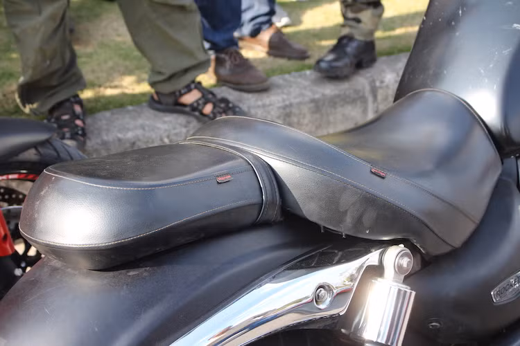 Dù có thân xe lớn nhưng do có dáng cruiser nên Rocket III vẫn có yên thấp, chỉ 740 mm tính từ mặt đất. Yên xe được chia làm 2 phần, với yên dạng "ghế bành" khá thoải mái cho người ngồi trước và yên cho người ngồi phía sau nhỏ hơn.