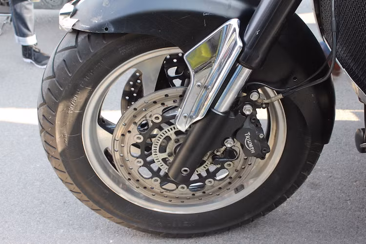 Khác với những mẫu cruiser thông thường, Triumph đã sử dụng cấu hình vành 17 inch cho bánh trước của Rocket III, kết hợp với lốp cỡ 150/80/17. Hệ thống phanh trước sử dụng đĩa kép có đường kính đĩa 320 mm, đi kèm với cặp heo 4 piston mỗi bên và được trang bị sẵn hệ thống phanh ABS. Xe được trang bị cặp phuộc USD 43 mm cho bánh trước.