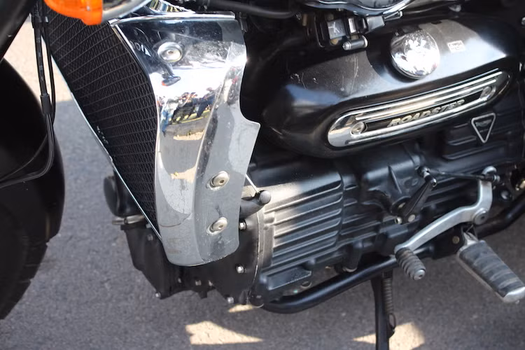 Sở hữu dung tích "khủng", Rocket III có mô-men xoắn lên tới 200 Nm, dù có công suất tối đa "chỉ" 140 mã lực. Động cơ này làm mát bằng dung dịch, có hệ thống phun xăng điện tử. Nổi tiếng bởi các dòng động cơ 3 xi-lanh, nhưng Rocket III là mẫu Triumph hiếm hoi có động cơ đặt dọc, truyền động bằng trục các-đăng. Những dòng xe khác của hãng như Daytona, Speed Triple... đều có động cơ đặt ngang dùng xích tải.