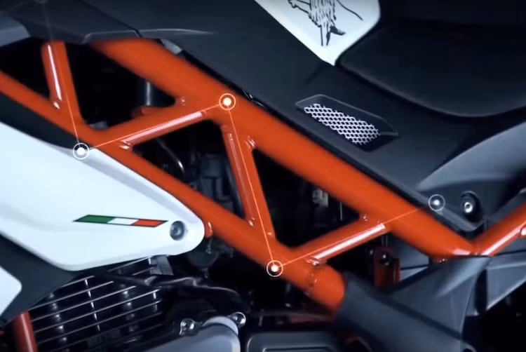 So với thế hệ trước, Benelli TNT 15 mới cũng đã có bộ khung với kết cấu hoàn toàn mới. Có kiểu dáng Trellis được hàn từ thép ống và sơn màu đỏ bắt mắt, bộ khung này cũng đã từng xuất hiện trên chiếc minibike TNT 135 cách đây không lâu.