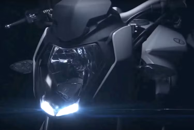 So với phiên bản hiện tại, Benelli TNT 15 thế hệ mới đã được thiết kế lại hoàn toàn, trở nên thể thao và hấp dẫn hơn nhiều. Ở phía trước, phần đầu xe đã được thiết kế lại hoàn toàn với kiểu dáng góc cạnh hơn, chóa đèn pha sử dụng bóng đèn sợi đốt bình thường nhưng phía dưới là các đèn demi dạng LED hiện đại hơn.