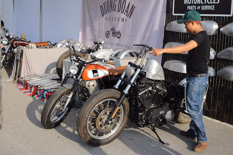 Những người đang có nhu cầu nâng cấp "xế cưng" hay thậm chí là độ một chiếc xe "thửa riêng" cũng đã có cơ hội "gom đồ" một cách dễ dàng với nhiều ưu đãi từ các thương hiệu nổi tiếng trong giới môtô tại Việt Nam như đèn LED TUN, phụ tùng độ chế tác thủ công DuongDoan Design, lốp Phúc Lai...