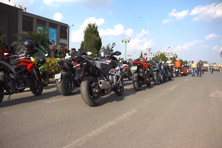 Giữa buổi chiều xuân với thời tiết nắng đẹp, ước tính đã có khoảng hơn 100 biker chạy các dòng xe khác nhau hội tụ tại Day of H.O.G. Họ đã cùng nhau tham dự một buổi diễu hành có thể nói là lớn nhất năm 2017 tính tới thời điểm này, với số lượng xe đông đảo và kéo dài 45 phút qua nhiều cung đường nổi tiếng tại Thủ Đô.