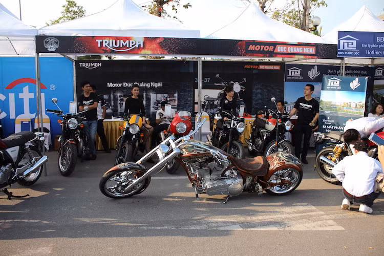 Đến với lễ hội, người tham gia cũng sẽ có cơ hội được nhìn ngắm những mẫu xe mới nhất, độ độc đáo nhất tới từ một số showroom môtô PKL nổi tiếng tại Hà Nội như xế độ chopper Big Bear Choppers Athena, "cặp đôi" Honda CB1100EX-CB1100RS 2017, các dòng xe Triumph, Harley-Davidson độ vỏ nhôm điêu khắc nghệ thuật...