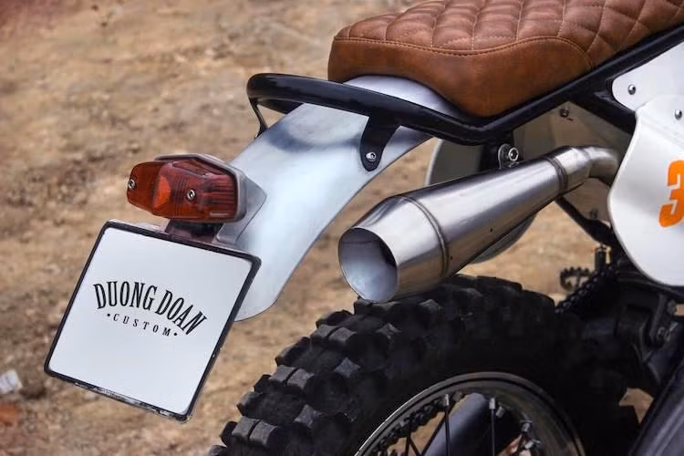 Khối động cơ xi-lanh đơn DOHC của 350 EXC có tiếng nổ ấn tượng hơn do khí thải được thoát qua cổ pô cao, không giới hạn và pô lon ngắn kiểu cổ điển do chính DuongDoan Design chế tạo. Chiếc yên bọc da nâu, chần chỉ vân con thoi tăng thêm phong cách cổ điển cho chiếc xe trong khi ở phía sau là dè nhôm cùng đèn hậu được chế tạo thủ công, với chóa đèn từ hãng Kijima (Nhật).