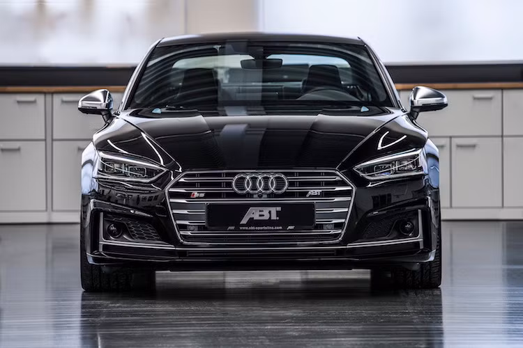 So với chiếc S5 gốc từ Audi, gói độ Sportsline của ABT đã không thay đổi quá nhiều ngoại hình của chiếc xe. Trong đó, phần đầu xe được giữ nguyên bản và 2 bên thân xe chỉ có điểm nhấn là những tùy chọn mâm độ thể thao do chính ABT tạo ra, với đường kính 19 hoặc 20 inch.
