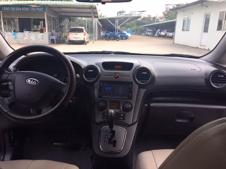 Sở hữu kiểu dáng trung tính, Carens còn được người tiêu dùng ưa chuộng do ít hao xăng, ít hỏng vặt, khả năng vận hành ổn định. Xe được bán tại Việt Nam với 2 phiên bản động cơ là 1.6 và 2.0l. Carens đã chính thức ngừng bán từ tháng 10/2016 do hết hàng.