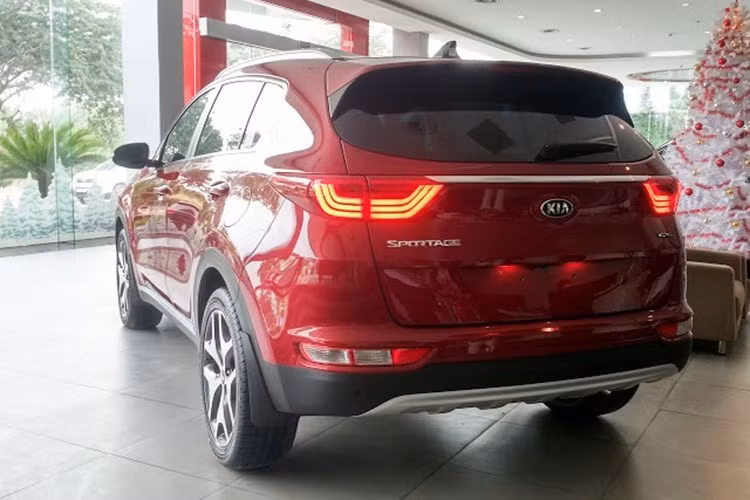 Tuy nhiên so với các đối thủ, Kia Sportage có doanh số cực thấp, chỉ 99 chiếc trong toàn bộ nửa đầu năm 2016. Thất bại của chiếc xe được nhận định do liên doanh THACO đã "dồn lực" cho Mazda CX-5 và không đầu tư quảng bá mạnh cho chiếc xe.