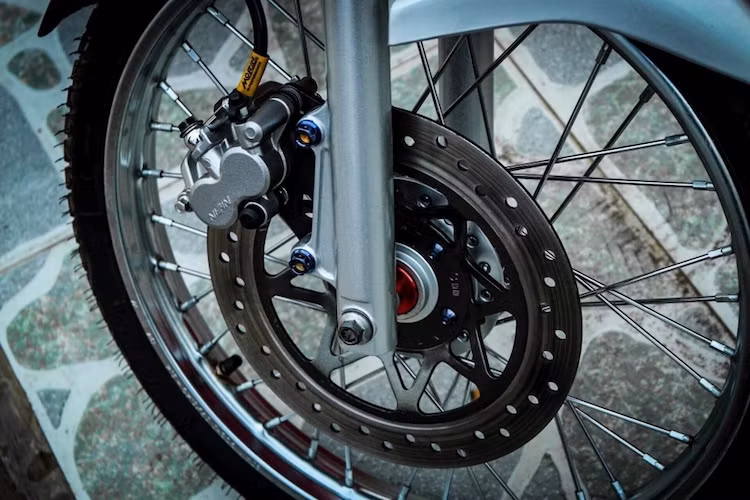 Từ chiếc Honda Sonic 125 RS, một người chơi xe tại Sài Gòn đã "dọn" lại theo phong cách kiểng nhẹ, với kiểu dáng gần như nguyên bản nhưng lại có "nội công" mạnh mẽ, bền bỉ. Dù thuộc phiên bản RS mâm đúc, nhưng chủ xe đã trang bị cho Sonic bánh căm kiểu truyền thống. Hệ thống phanh trước chỉ có nâng cấp duy nhất là dây dầu Morin.