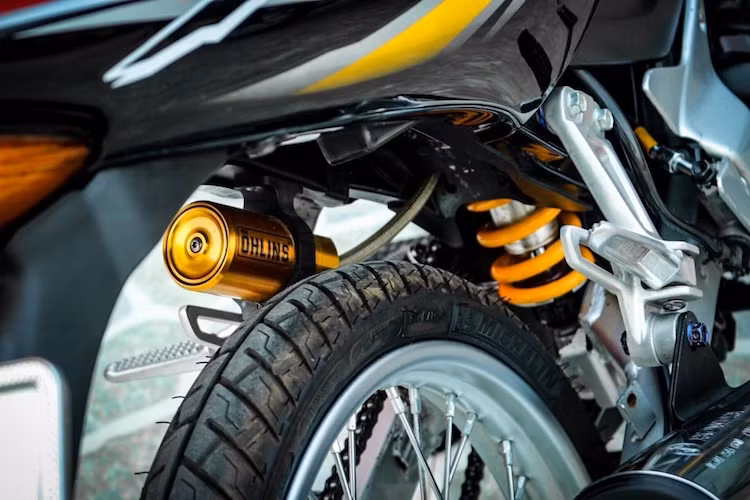 Nâng cấp cuối cùng và cũng rất giá trị trên chiếc xe là cây phuộc Ohlins bình dầu rời phía sau, hạn chế sự sàng lắc khi vào cua và tăng cảm giác điều khiển cho Sonic 125.