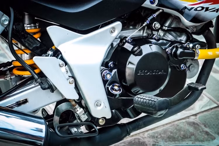 Dù có vẻ ngoài nguyên bản nhưng "nội công" của chiếc Sonic 125 này không hề "tầm thường" khi thay vì lòng máy SOHC 125 nguyên bản, chiếc xe đã được chủ nhân thay đầu lòng DOHC 150 cc từ mẫu sportbike Honda CBR150. Do có kết cấu thân máy tương tự nhau và sử dụng phụ tùng chính hiệu Honda nên nâng cấp này vẫn khiến động cơ xe giữ được sự bền bỉ.