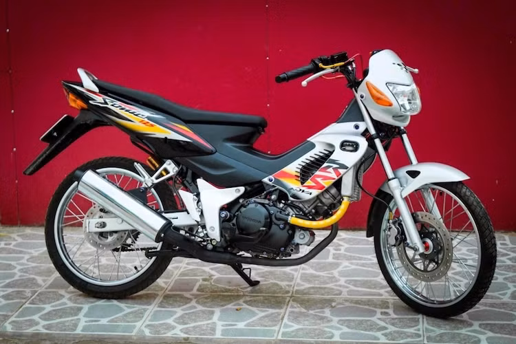 Là "bước chuyển" từ chiếc xe 2 kỳ Nova Dash tới Sonic 150R thế hệ mới hiện nay, Honda Sonic 125 là một mẫu xe khá hiếm ở Việt Nam do đã ngừng nhập khẩu vào khoảng năm 2003. Chiếc xe được bán với 2 phiên bản tại Thái Lan là bản thường với bánh căm và bản Sonic 125 RS với cặp mâm đúc 5 cánh thể thao