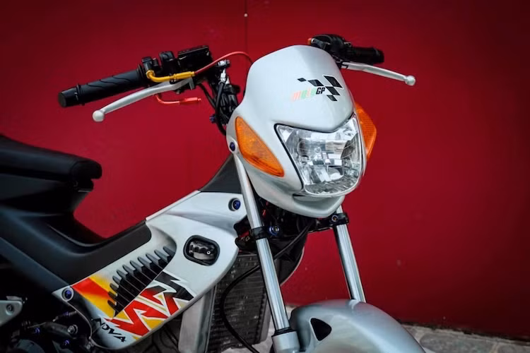 Có kiểu dáng gần như nguyên bản, nhưng chiếc Honda Sonic 125 của một người chơi xe tại Sài Gòn lại gây ấn tượng bởi "nội công" mạnh mẽ và một số đồ chơi tinh tế.