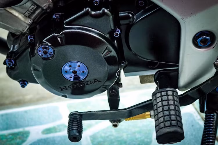 Tuy nhiên không chỉ dừng lại ở việc thay "đồ lòng" CBR, chiếc xế nổ 2 kỳ còn có két nước làm mát lớn cũng được lấy từ CBR, bên cạnh đó là dàn lửa Nology, IC độ BRT và chế hòa khí bông mai. Khối động cơ của xe cũng được "trang hoàng" bởi dàn ốc titan.