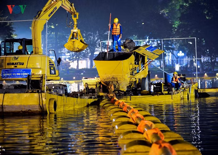 Các đơn vị sẽ dùng máy xúc đứng trên phà nhỏ xúc bùn lên phễu chứa của xe bơm bùn công suất 80m3/h.