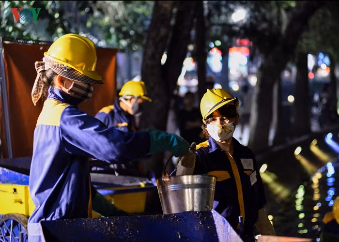 Những nữ công nhân được ưu tiên làm công việc đổ bùn đất vào xe chuyên dụng trên bờ.