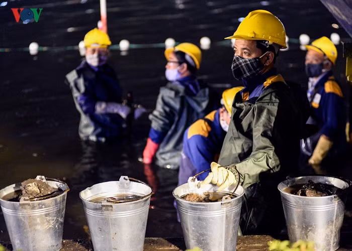 Khi các xe chở phế thải ra xe téc là khoảng thời gian ít ỏi những công nhân này được nghỉ tay.