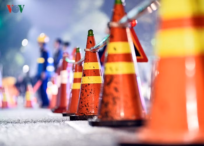 Các barie được dựng lên xung quanh công trường để cảnh báo cho người đi bộ.