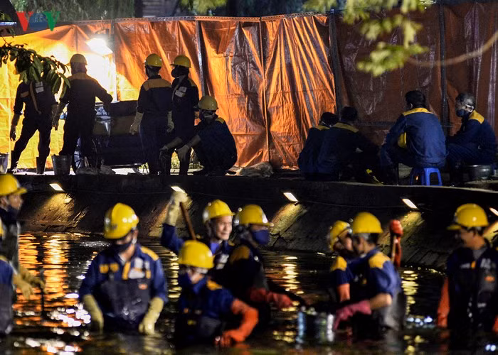 Có tốp nghỉ trên bờ, tốp khác nghỉ ngay dưới dòng nước lạnh. Theo dự báo, từ chiều mai, Hà Nội đón không khí lạnh tăng cường, nhiệt độ giảm xuống 14 độ C trong đêm, thậm chí còn thấp hơn.