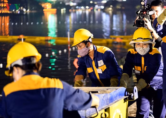 Khi xe "no rác", chúng sẽ được các công nhân đẩy ra xe téc được tập kết sát đường cái chờ nhiệm vụ.