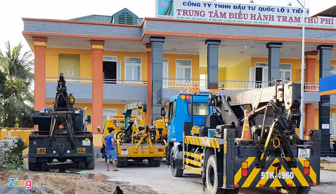 Dàn xe cẩu chờ sẵn để kéo những ôtô cố tình gây ùn tắc giao thông tại BOT Cai Lậy trước "giờ G". Nguồn ảnh: Zing