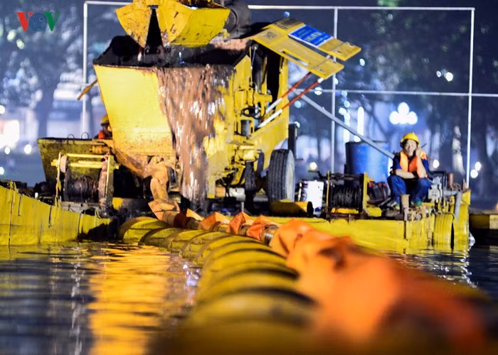 Phương pháp thứ hai là nạo vét cơ giới, sử dụng máy hút.