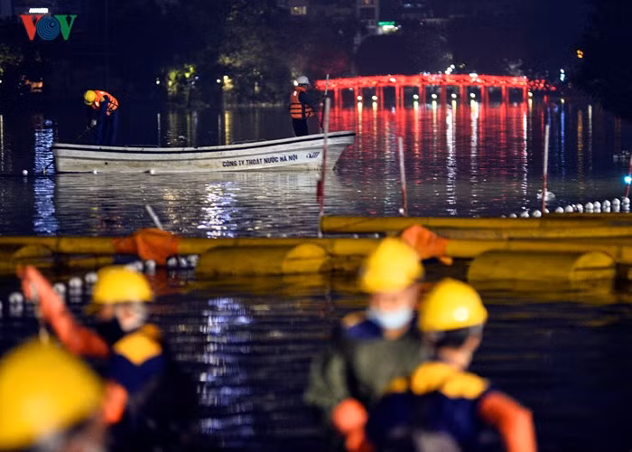 Trong những buổi đầu tiên, các công nhân nạo vét, thanh thải rác, phế thải bằng phương pháp thủ công quanh khu vực kè hồ góc phố Hàng Khay, Lê Thái Tổ.
