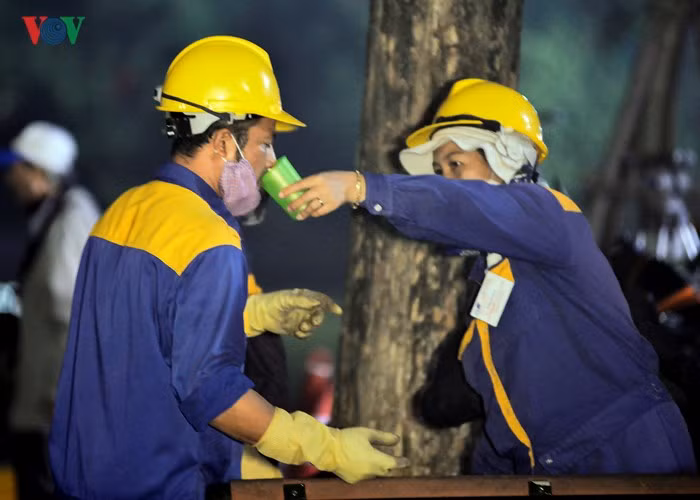 Họ tiếp sức nhau bằng những cốc nước nhỏ.