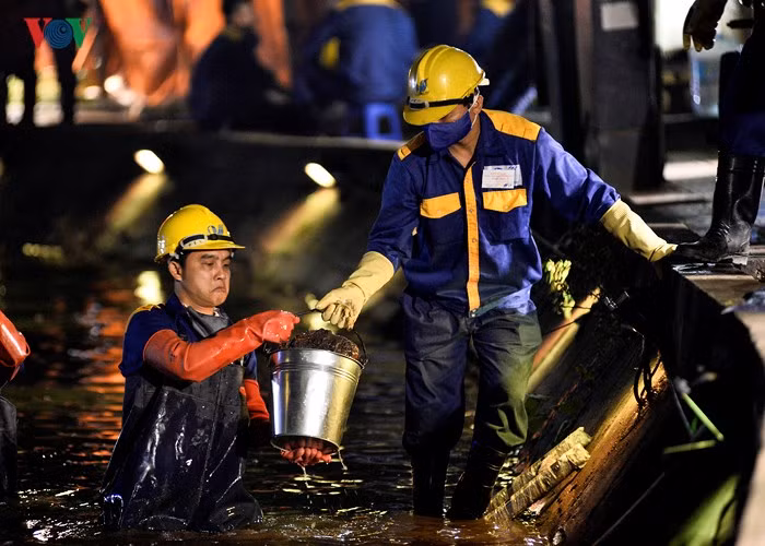 Những xô có gạch sẽ nặng hơn, do đó công nhân mất nhiều sức để đưa lên bờ.