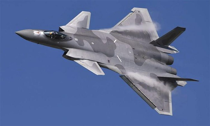 "Máy bay phản lực J-20 hai động cơ có thể được nhìn thấy trong các bức ảnh vệ tinh thương mại tại căn cứ không quân Hotan ở khu tự trị Duy Ngô Nhĩ - Tân Cương", Al Masdar News ghi rõ.