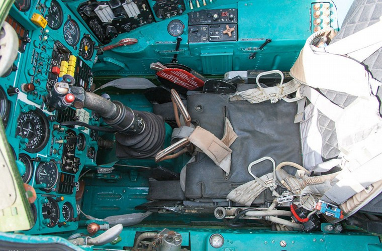 Được thiết kế theo công nghệ những năm 1970 nên không đòi hỏi gì nhiều về độ tiện nghi trên buồng lái MiG-25PU.