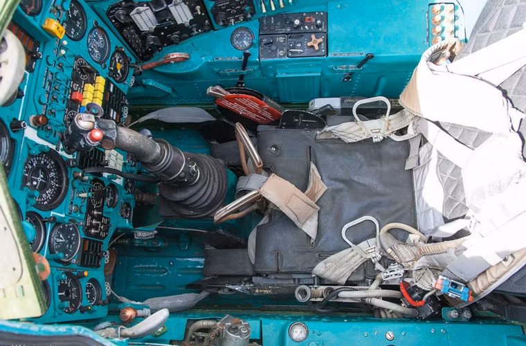 Được thiết kế theo công nghệ những năm 1970 nên không đòi hỏi gì nhiều về độ tiện nghi trên buồng lái MiG-25PU.