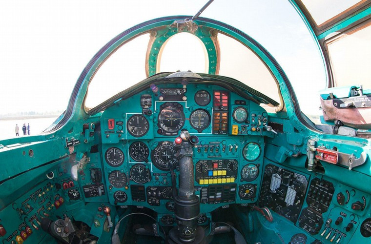 Chiếc máy bay này không có màn hình HUD, mọi thông số kỹ thuật bay hiển thị qua chi chít đồng hồ số.