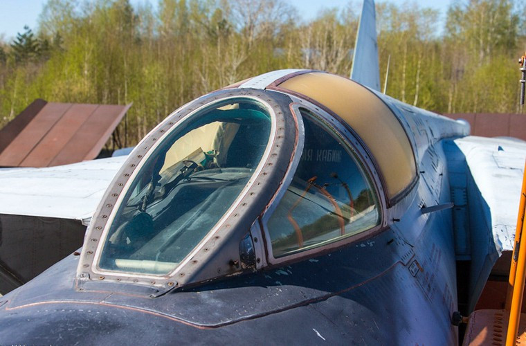 Cận cảnh bên ngoài khoang lái dành cho giáo viên bay.