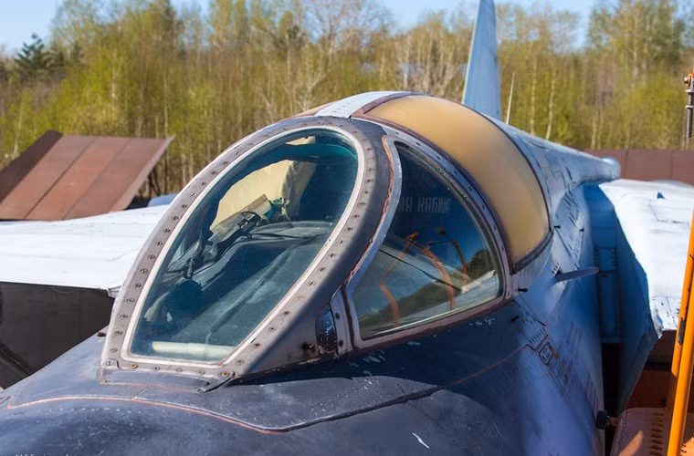 Cận cảnh bên ngoài khoang lái dành cho giáo viên bay.