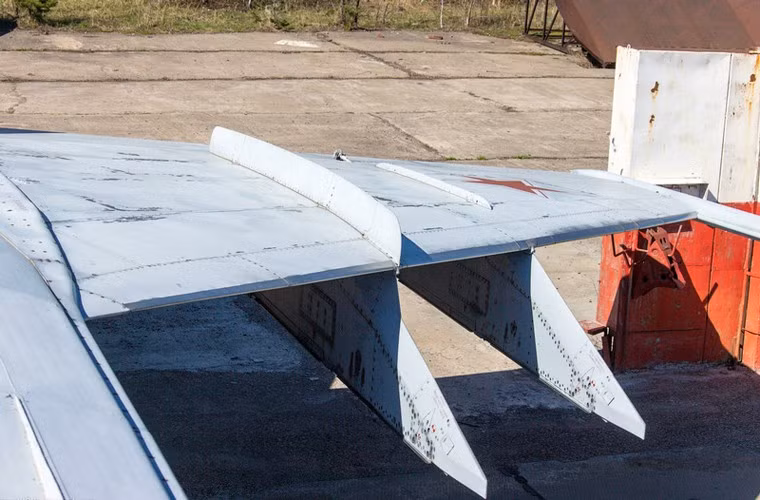 Tuy trọng lượng lớn, nhưng đáng tiếc là khả năng mang vác của MiG-25 khá hạn chế, với chỉ 4 giá treo trên cánh mang được 4 tên lửa dẫn bằng radar hoặc hồng ngoại.