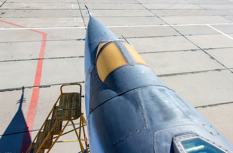 Nhìn xuống phía dưới khoang lái của phi công học viên.