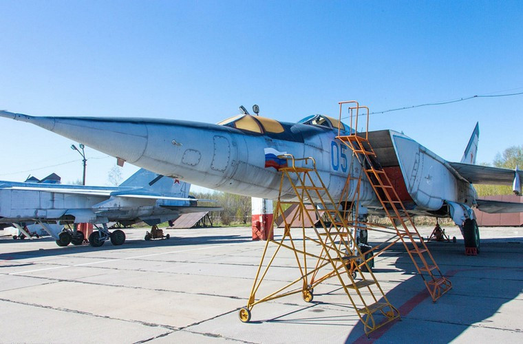 Trong ảnh là bố trí buồng lái khá lạ của MiG-25PU, 2 khoang lái nằm tách biệt nhau, một dành cho phi công và một dùng cho giáo viên bay kèm. Trên thiết kế máy bay chiến đấu MiG-25 thì phần khoang lái này vốn là mũi máy bay chứa radar. Dường như mũi máy bay được kéo dài và làm lớn hơn để đặt khoang lái.