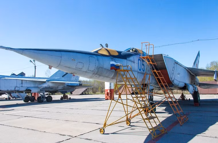 Trong ảnh là bố trí buồng lái khá lạ của MiG-25PU, 2 khoang lái nằm tách biệt nhau, một dành cho phi công và một dùng cho giáo viên bay kèm. Trên thiết kế máy bay chiến đấu MiG-25 thì phần khoang lái này vốn là mũi máy bay chứa radar. Dường như mũi máy bay được kéo dài và làm lớn hơn để đặt khoang lái.